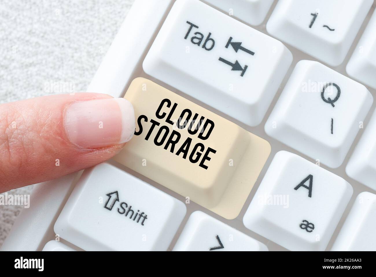 Firma di scrittura a mano Cloud Storage. Panoramica aziendale computing connettere i dispositivi ai dati cloud sullo storage remoto modificare i file Internet, filtrare i forum online, Web Research Ideas Foto Stock