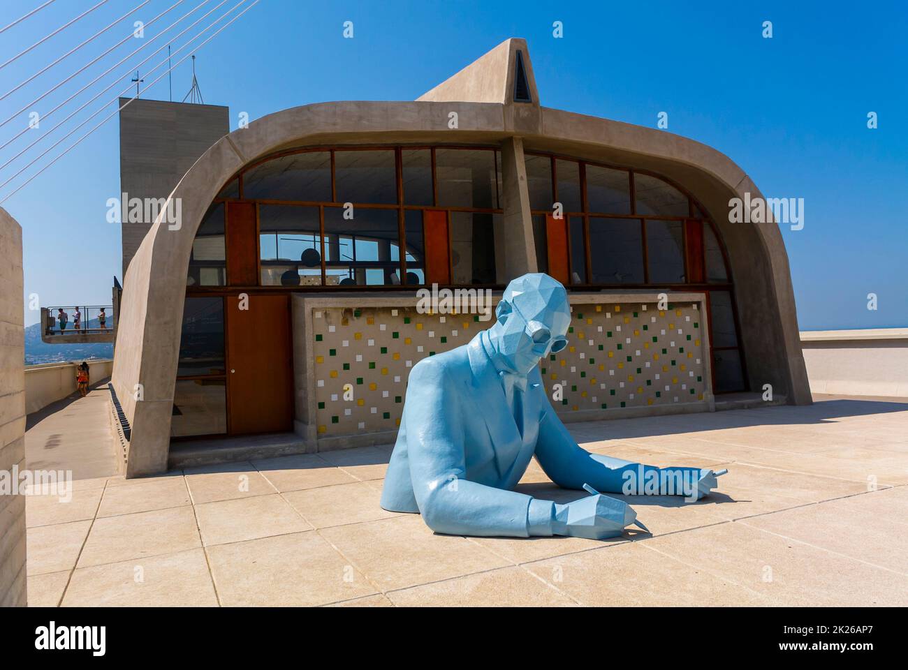 Marsiglia, Francia, Arte moderna, scuplture in esposizione sul tetto, edificio di appartamenti pubblici, cita Radieuse, di le Corbusier, architetto francese Foto Stock