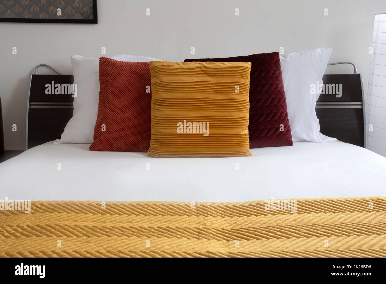 fatto letto. Letto moderno e pulito di notte. Letto doppio elegante. Primo piano di una camera da letto in camera d'albergo. Letto rivestito con lenzuola e cuscini bianchi. Foto Stock