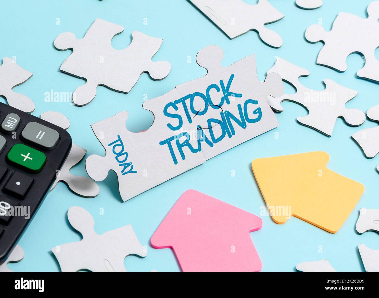 Esposizione concettuale Stock Trading. Panoramica aziendale Acquisto e vendita di titoli elettronicamente in Exchange Floor costruzione di un puzzle bianco senza finitura modello con mancante ultimo pezzo Foto Stock