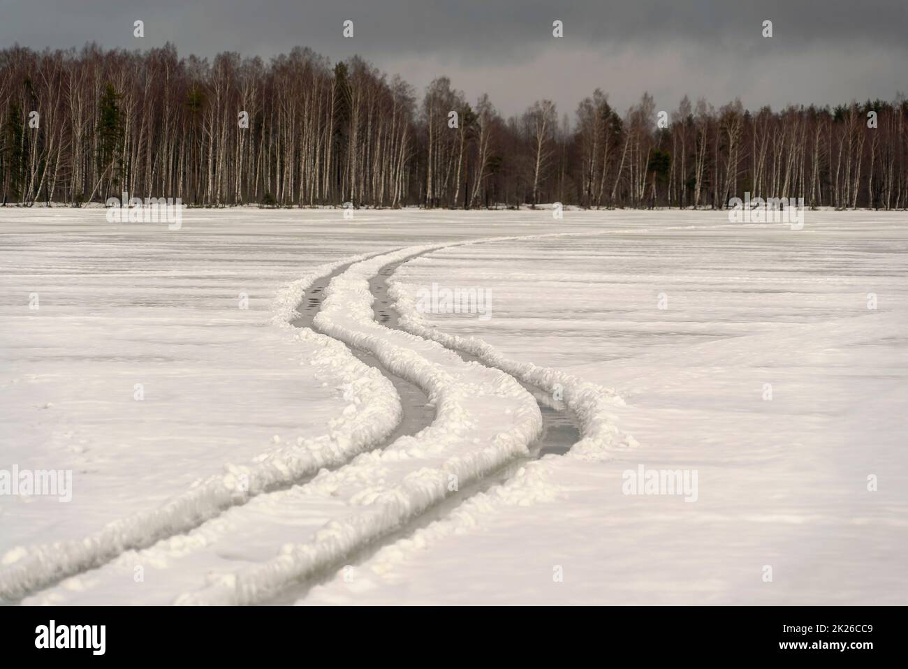 Ruote tortuose su un lago ghiacciato. Giorno d'inverno. Foto Stock