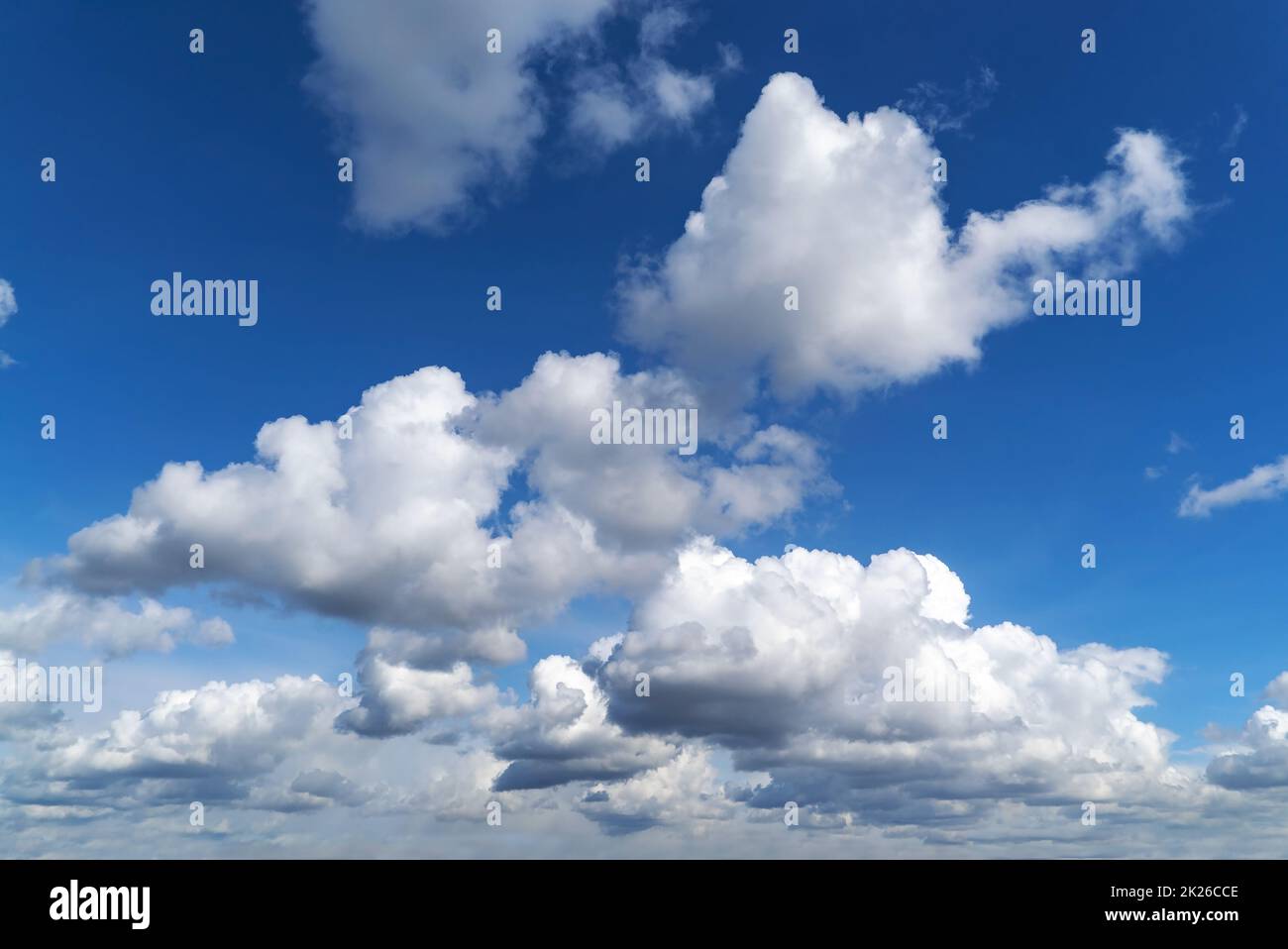 In una giornata limpida, nuvole bellissime galleggiano sul cielo contro il cielo blu Foto Stock