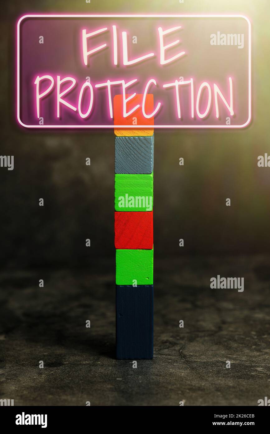 Protezione dei file di visualizzazione concettuale. Panoramica aziendale prevenzione della cancellazione accidentale dei dati utilizzando il supporto di memorizzazione Stack of Sample Cube scatole rettangolari su superficie lucidata con multicolore Foto Stock