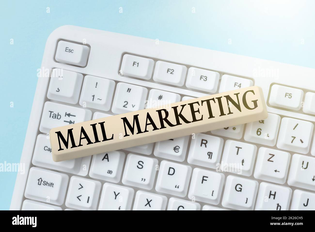 Didascalia di testo che presenta l'introduzione sul mercato della posta. Foto concettuale inviare un messaggio commerciale per costruire un rapporto con un acquirente Formattazione e compilazione di dati online, Abstract editing foglio di calcolo Foto Stock