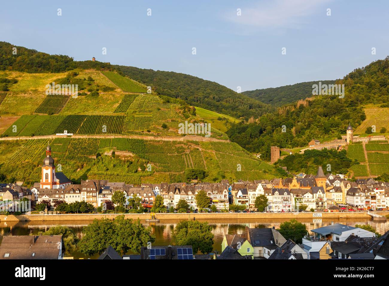 Zell an der Mosel città sul fiume Mosella con vigneti di vino in Germania Foto Stock