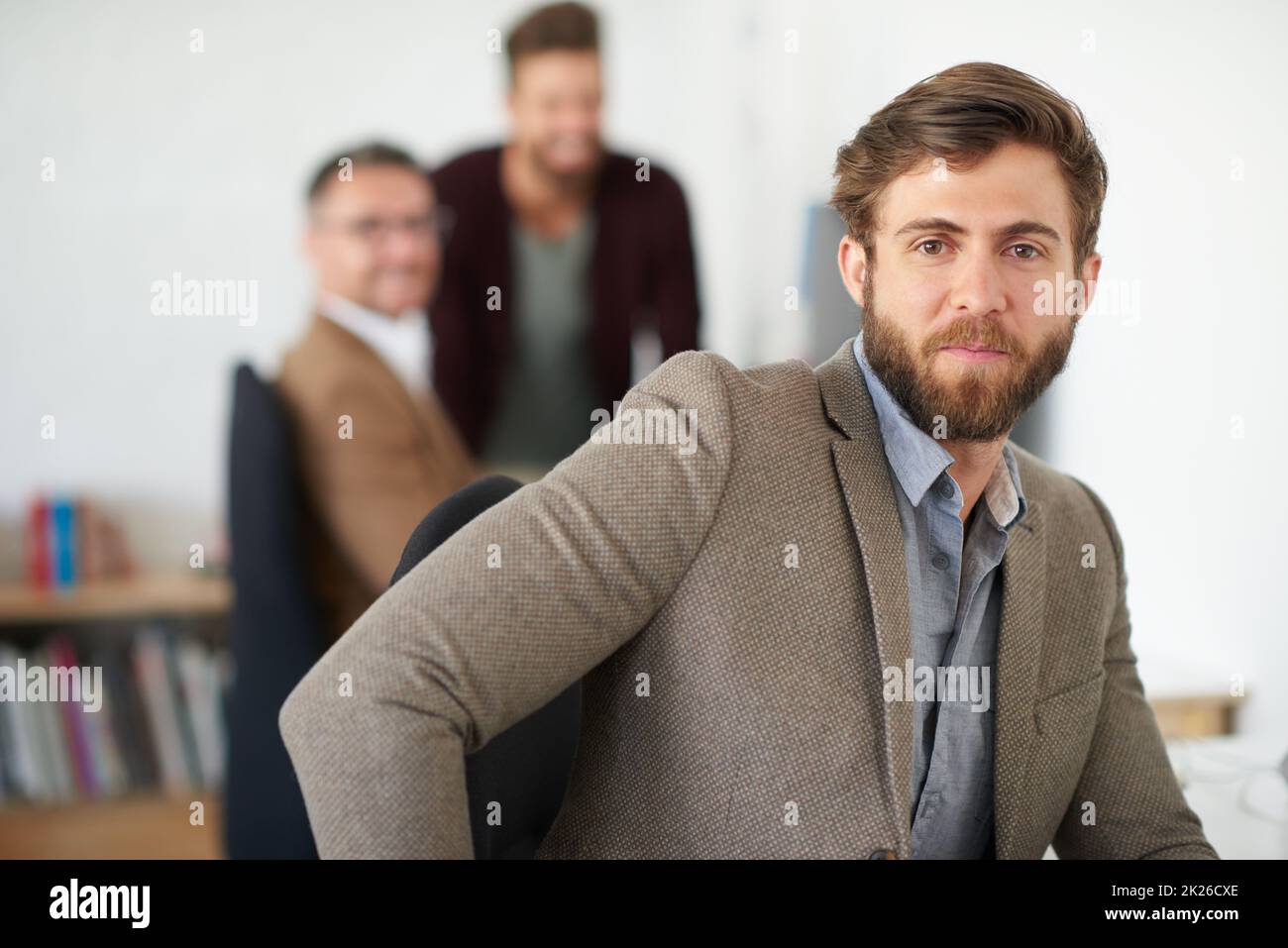 Sicuro e creativo. Ritratto di un bel uomo d'affari che lavora nel suo ufficio. Foto Stock