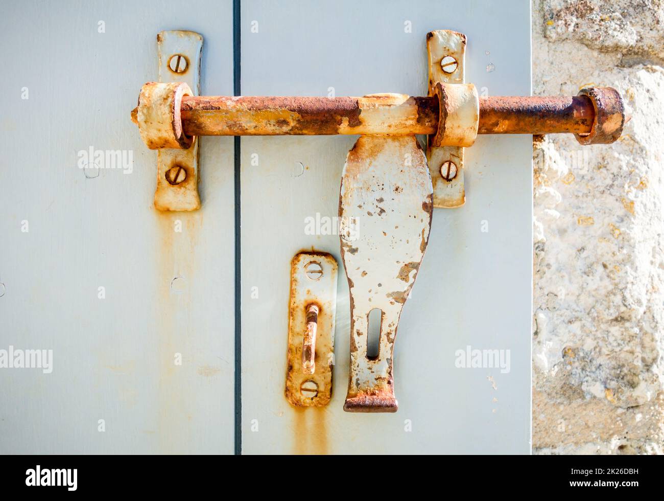 Vecchia serratura arrugginita su una porta di legno Foto Stock