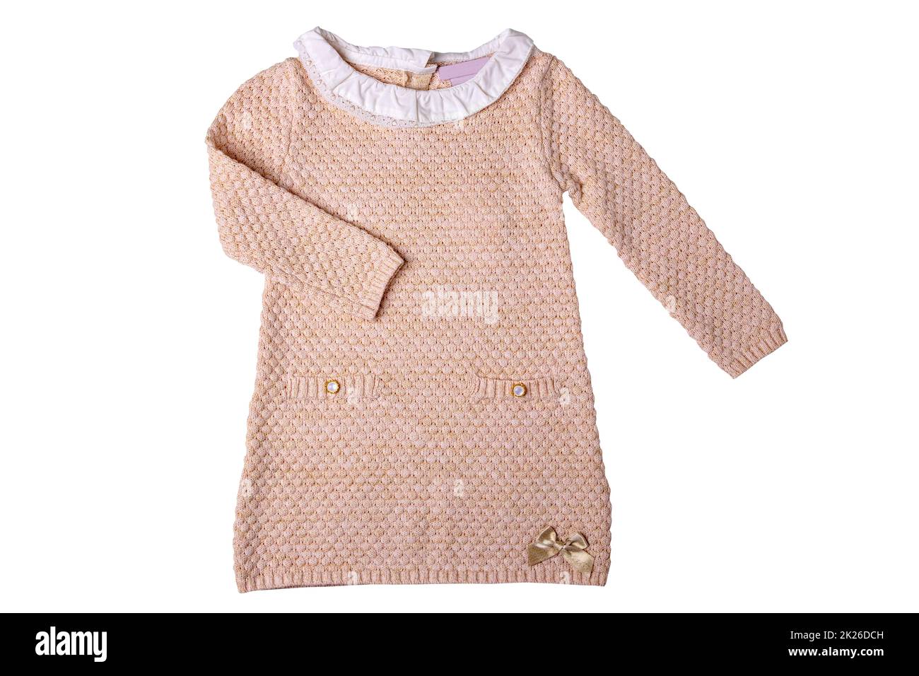 Vestiti per bambini. Un bel vestito rosa per bambina con colletto in pizzo bianco e maniche lunghe isolate su sfondo bianco. Tracciato di ritaglio. Moda autunno e primavera per bambini. Foto Stock