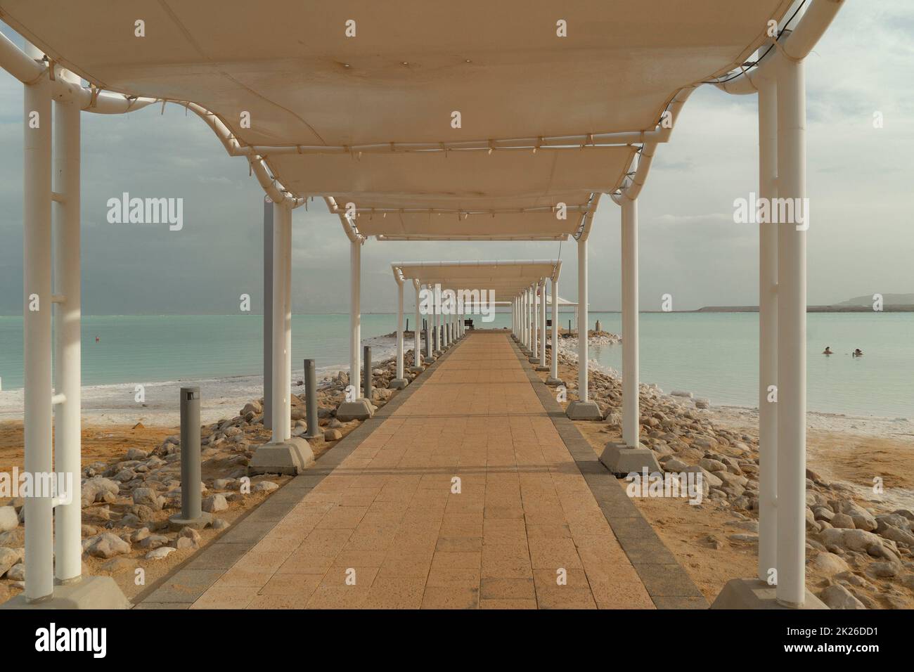 Colonnato coperto di telone, che sporge nel Mar Morto Foto Stock