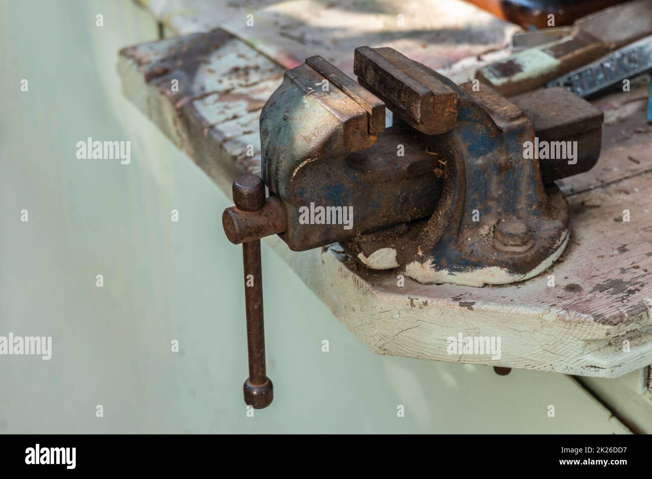 Vecchia morsa del fabbro su un banco di lavoro Foto Stock