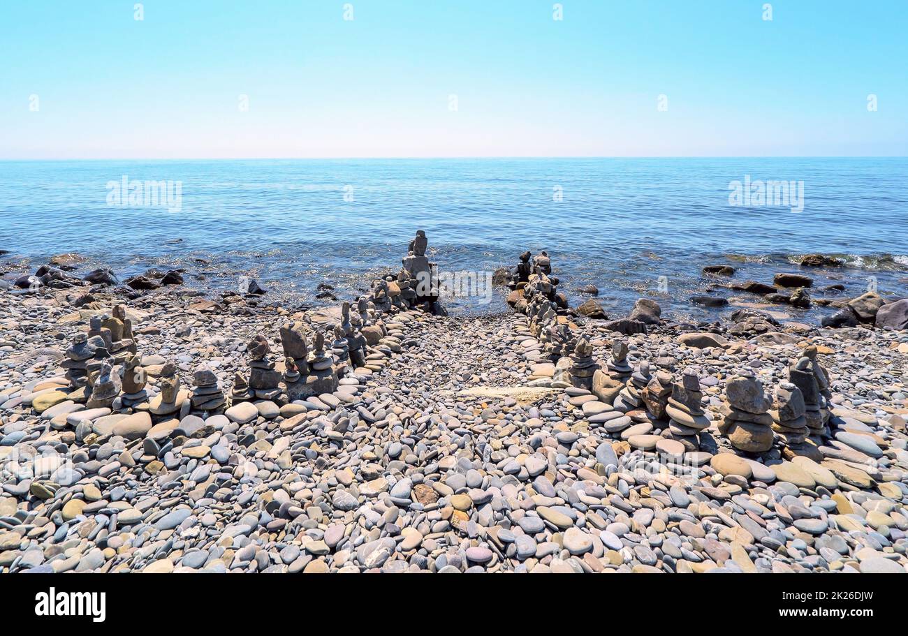 Un sentiero di pietre marine che conduce al mare. Foto Stock