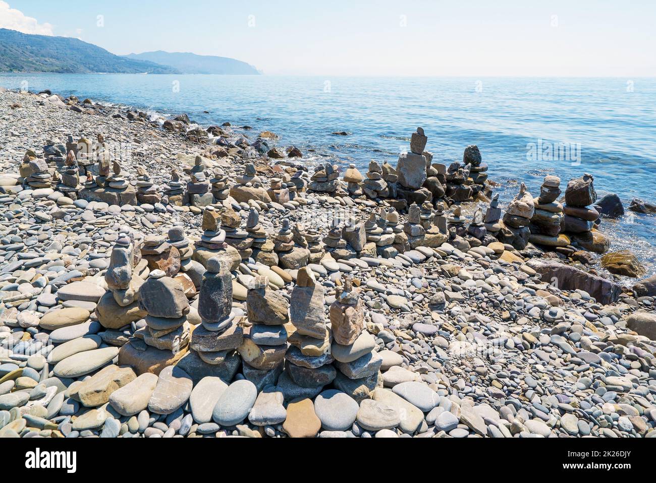 Un sentiero di pietre marine che conduce al mare. Foto Stock
