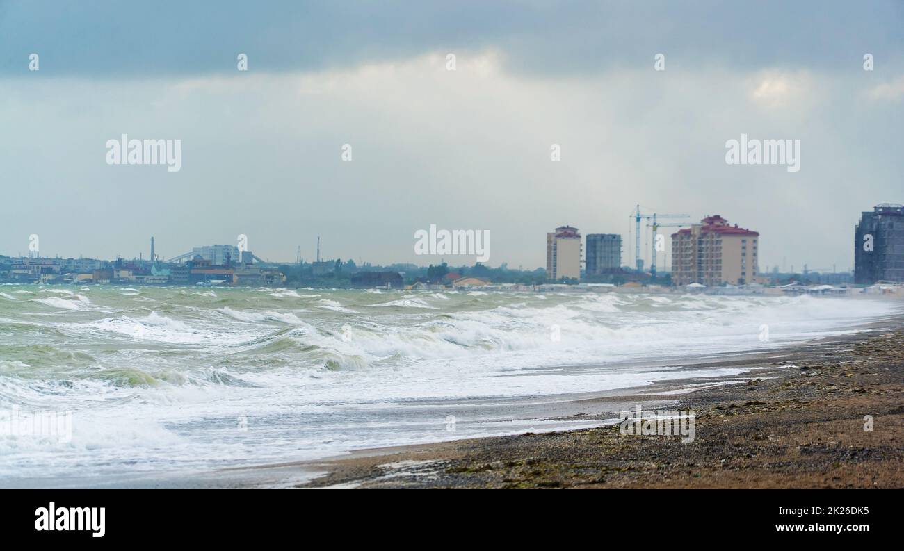 Grandi onde sul Mar Nero. Una tempesta al largo della costa di Yevpatoria .Crimea. Foto Stock