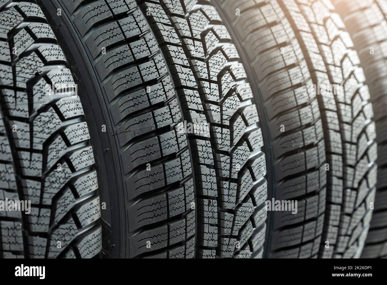 Dettaglio dei nuovi pneumatici invernali per auto con pattina in gomma profonda per aumentare l'aderenza Foto Stock