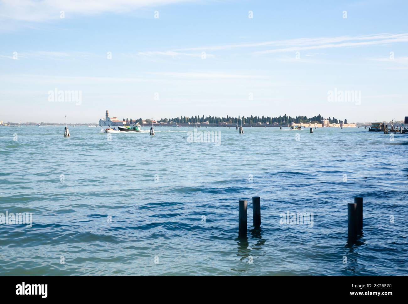 Paesaggio tipico di Venezia. Barca galleggiante sul canale. Punto di riferimento italiano. Foto Stock