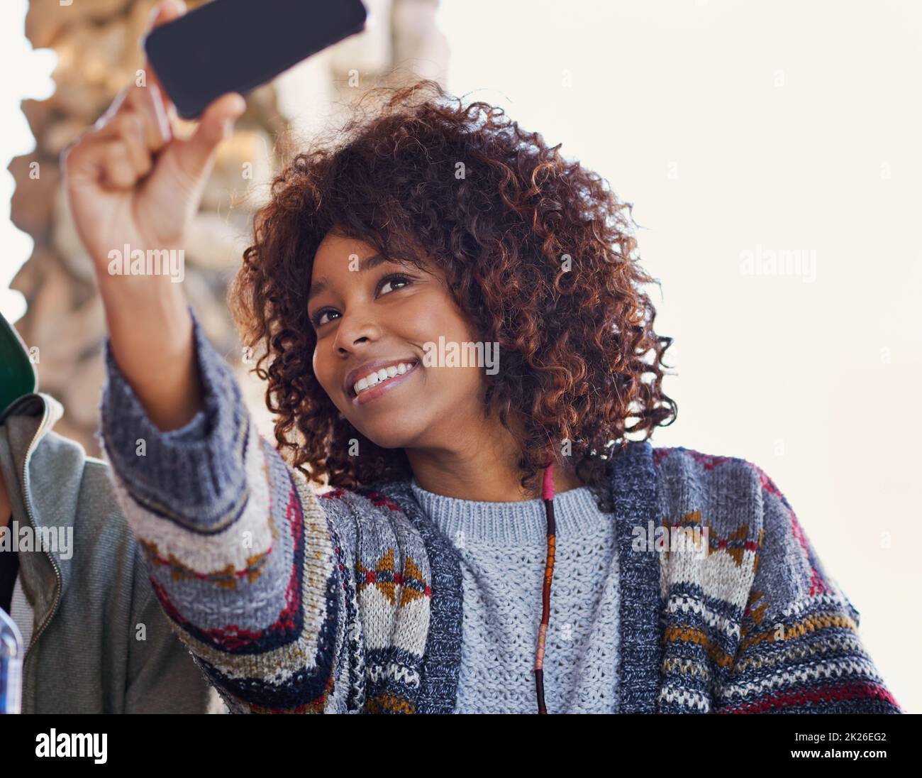 Nuovo profilo pic in produzione. Uno studente che prende un selfie a pranzo. Foto Stock