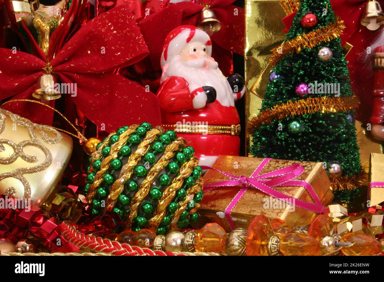 Decorazioni natalizie Bows, Balls and Beads Close up Foto Stock