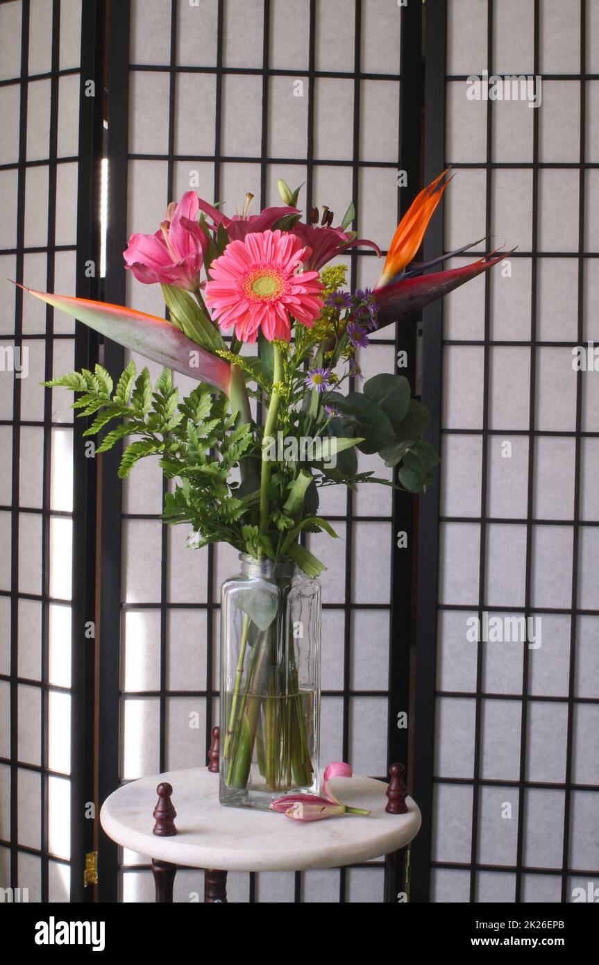 Bouquet di fiori con fiori rosa e sfondo asiatico dello schermo Foto Stock