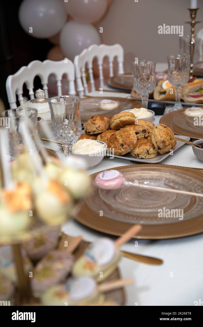 Elegante tavolo dolce con dolci e decorazione baby doccia party Foto Stock