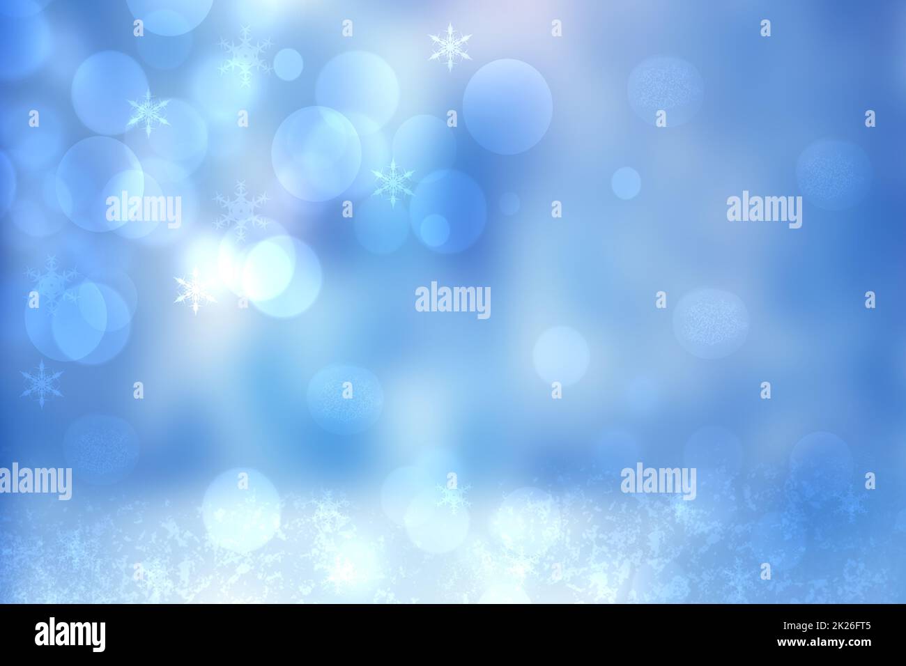 Astratto sfocato Natale di inverno festivo o felice sfondo di Capodanno con blu lucido e bianco bokeh illuminato paesaggio di neve con cielo e sole. Spazio. Foto Stock
