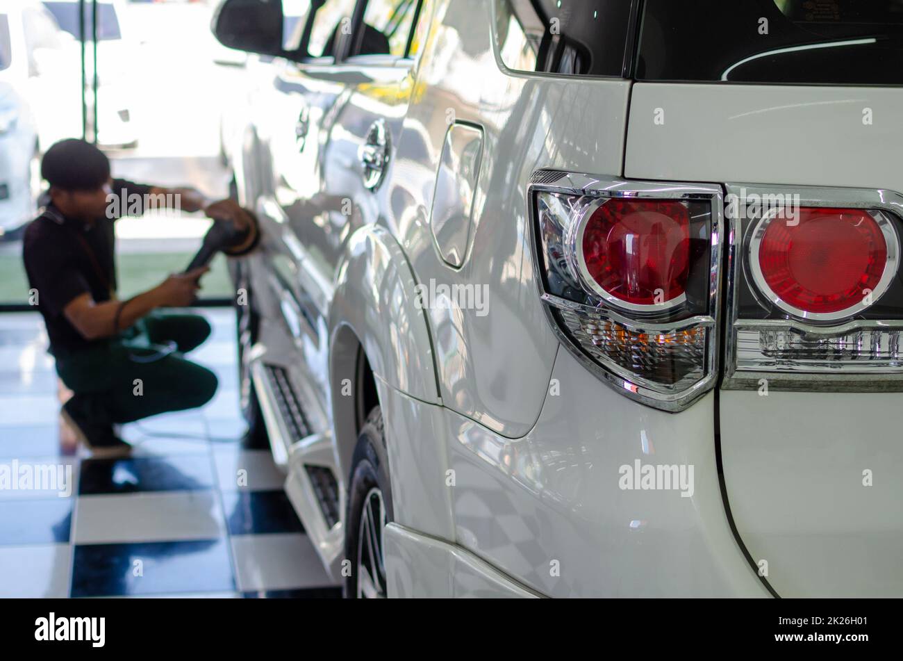 Uomo mani che tengono l'attrezzatura lucidare la macchina.lucidatura e lucidatura auto e cera. Luci auto detailing.focus Foto Stock