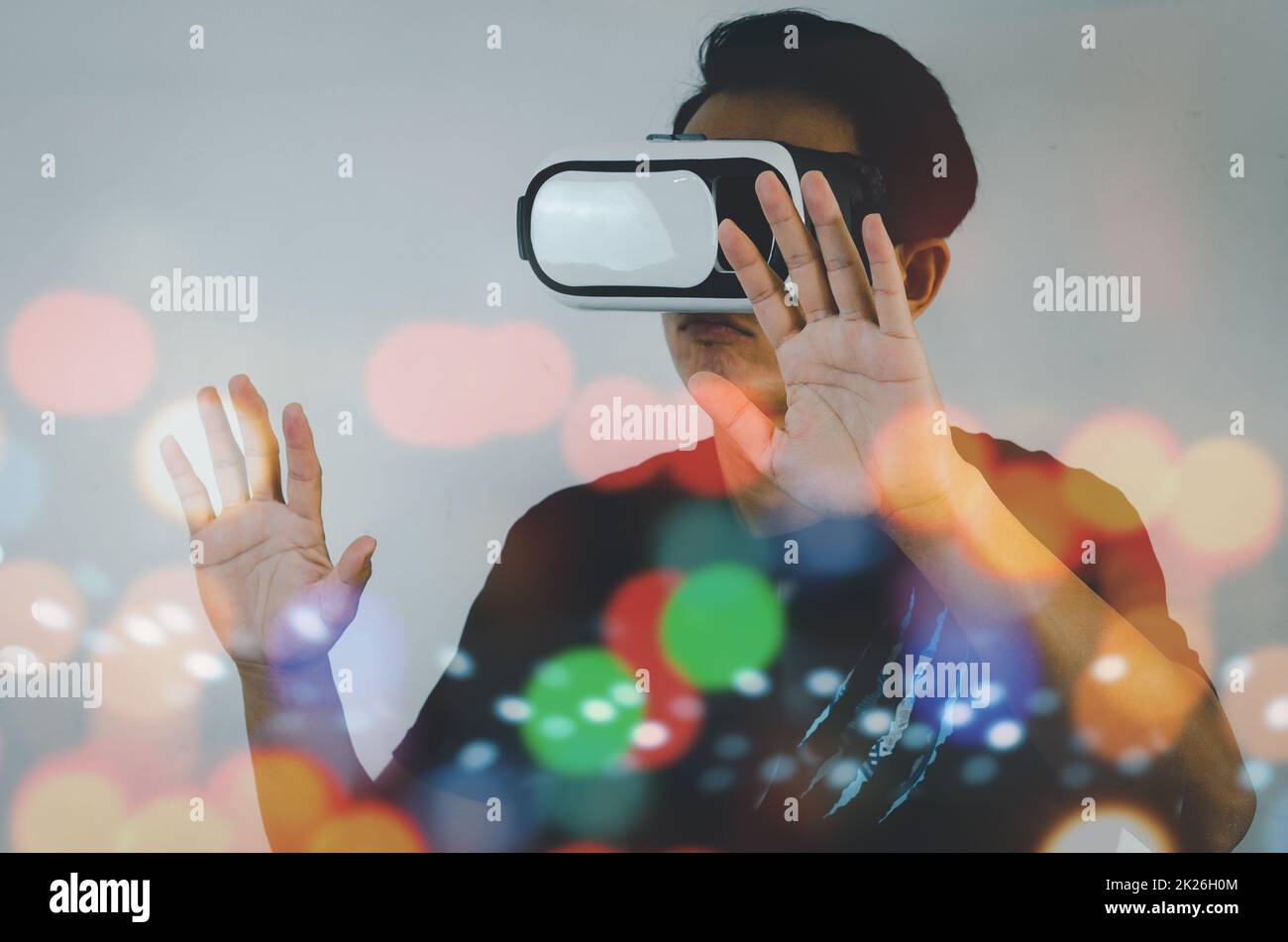 Metaverso uomo che utilizza il dispositivo di realtà virtuale con visore per realtà virtuale, simulazione, 3D, AR, concetto di tecnologia VR. Foto Stock