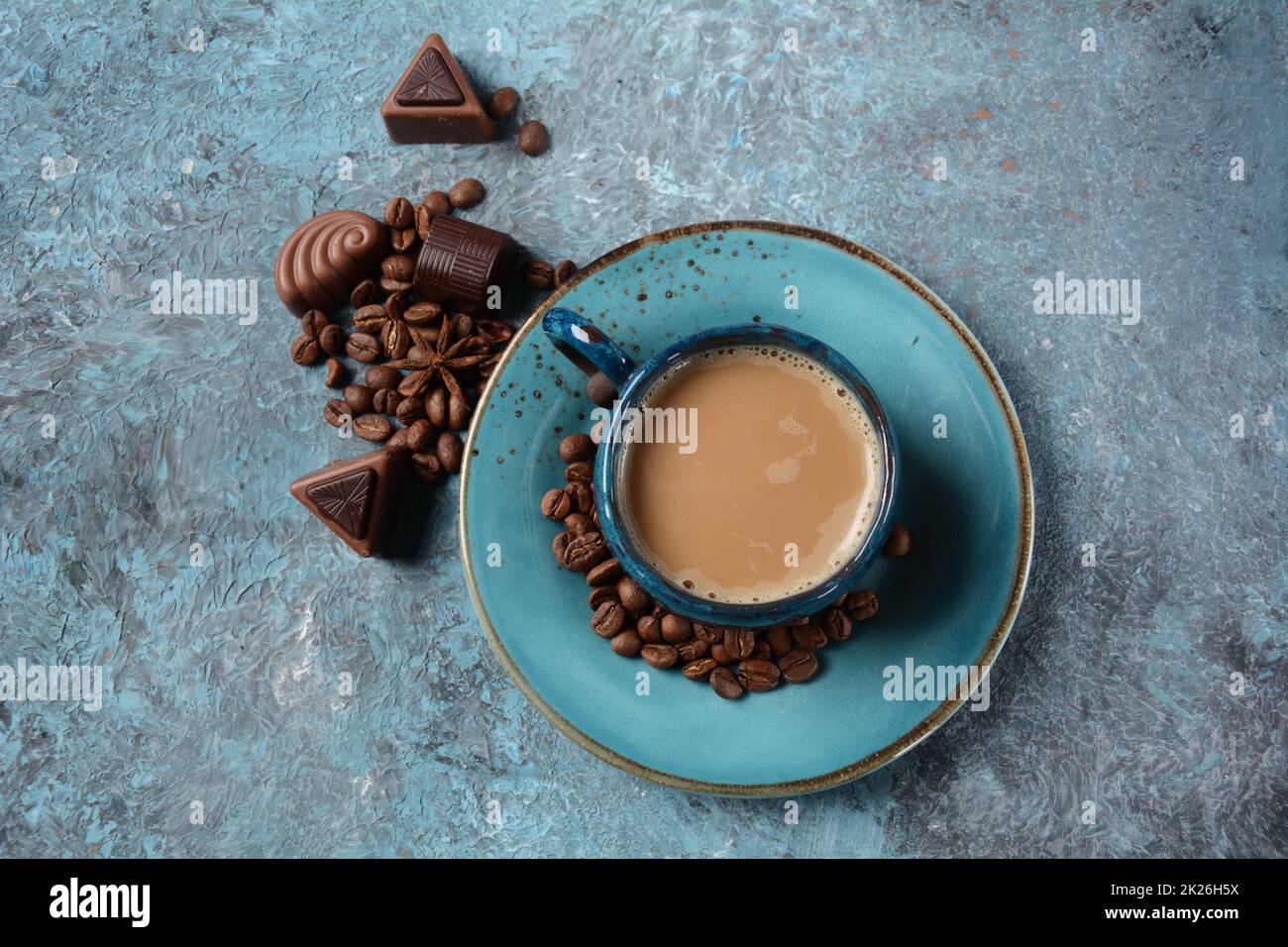 Tazza Di Caffè Con Bastoncini Di Cannella E Biscotti Al Cioccolato Su Una  Tavola Di Legno - Fotografie stock e altre immagini di Aspetto naturale -  iStock