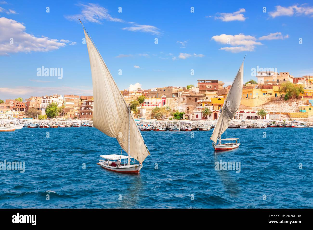 Felucca sul Nilo vicino al villaggio egiziano, Assuan, Egitto Foto Stock