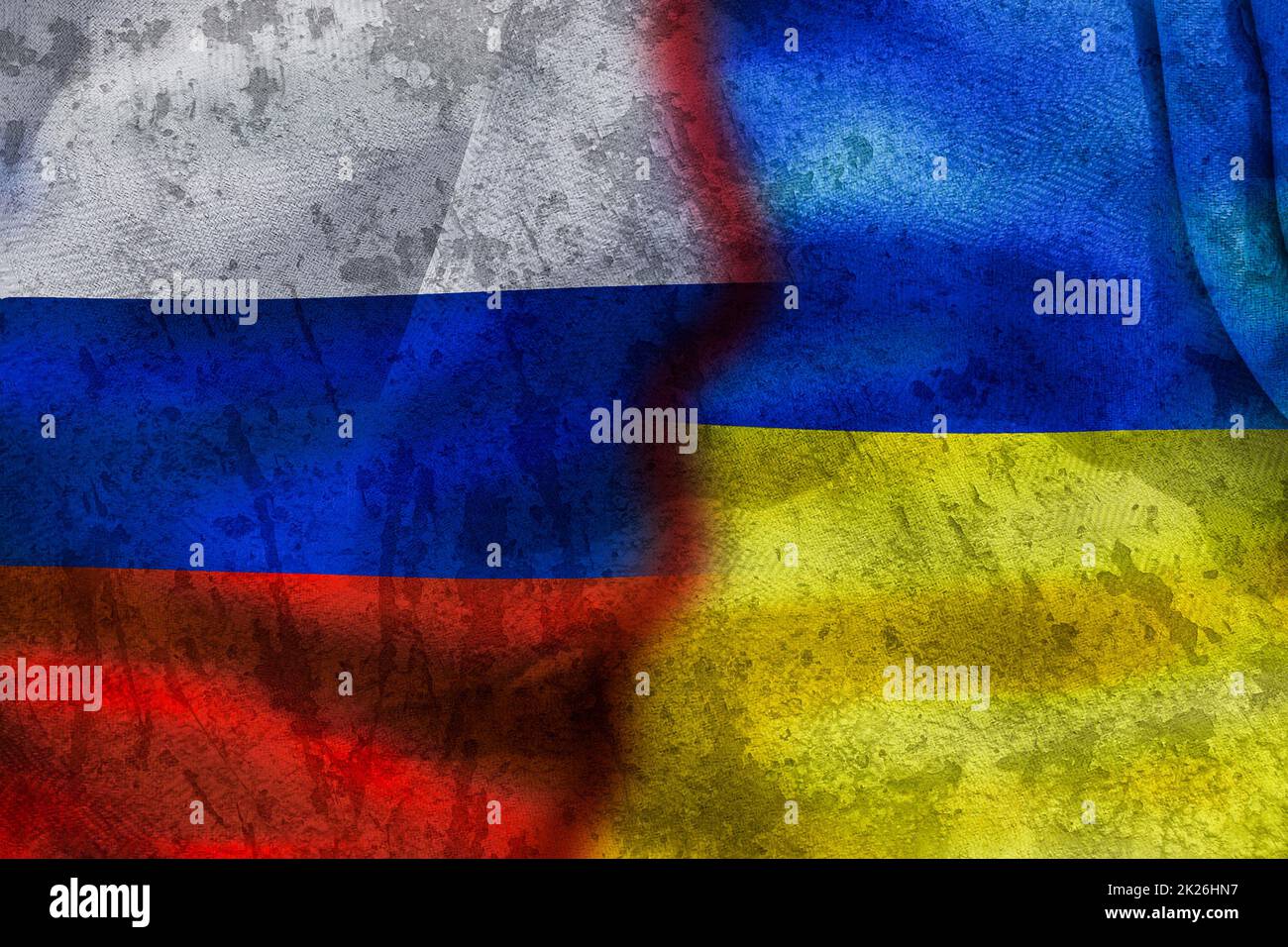 Una bandiera divisa di Russia e Ucraina come simbolo del conflitto in corso. Foto Stock
