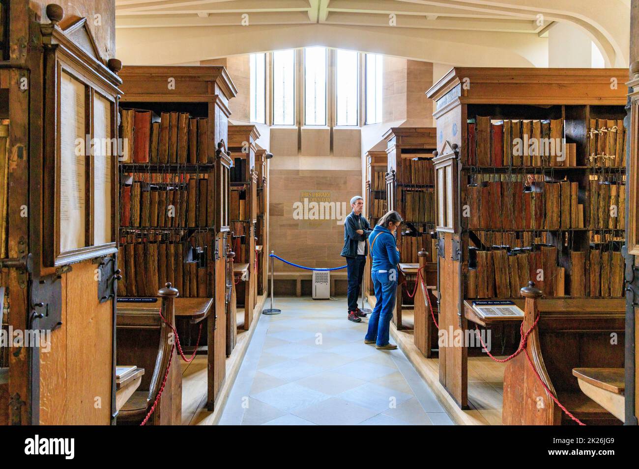 La Biblioteca concatenata del 17th° secolo nella Cattedrale di Hereford è il più grande esempio sopravvissuto in Europa, Herefordshire, Inghilterra, Regno Unito Foto Stock