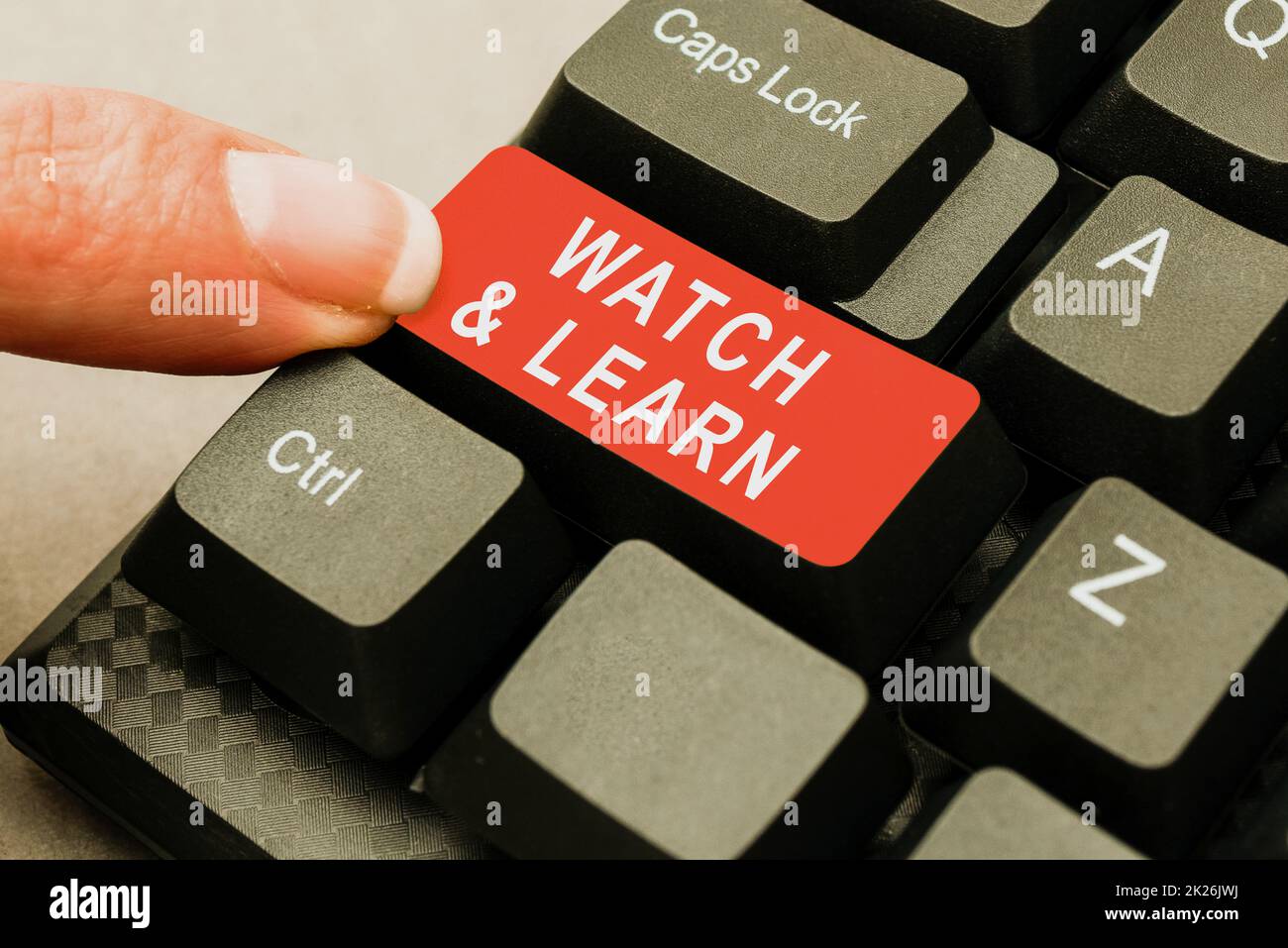 Scrittura visualizzazione testo Watch and Learn. Approccio aziendale che dimostra un'azione o idee su come fare le cose scaricando file e dati online, caricando codici di programmazione Foto Stock