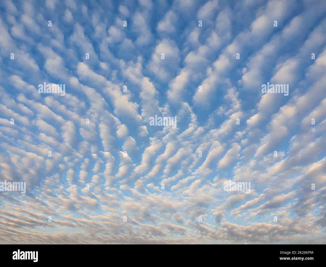 Scenario di nuvole astratto. Splendido sfondo cielo con morbida texture nuvole. Meravigliosa composizione aerea, forme e motivi sovrastanti. Aria fresca e bellezza celeste Foto Stock