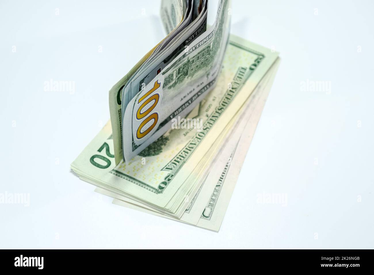 Dollari in un conwind su sfondo bianco, un sacco di soldi in una busta. Foto Stock