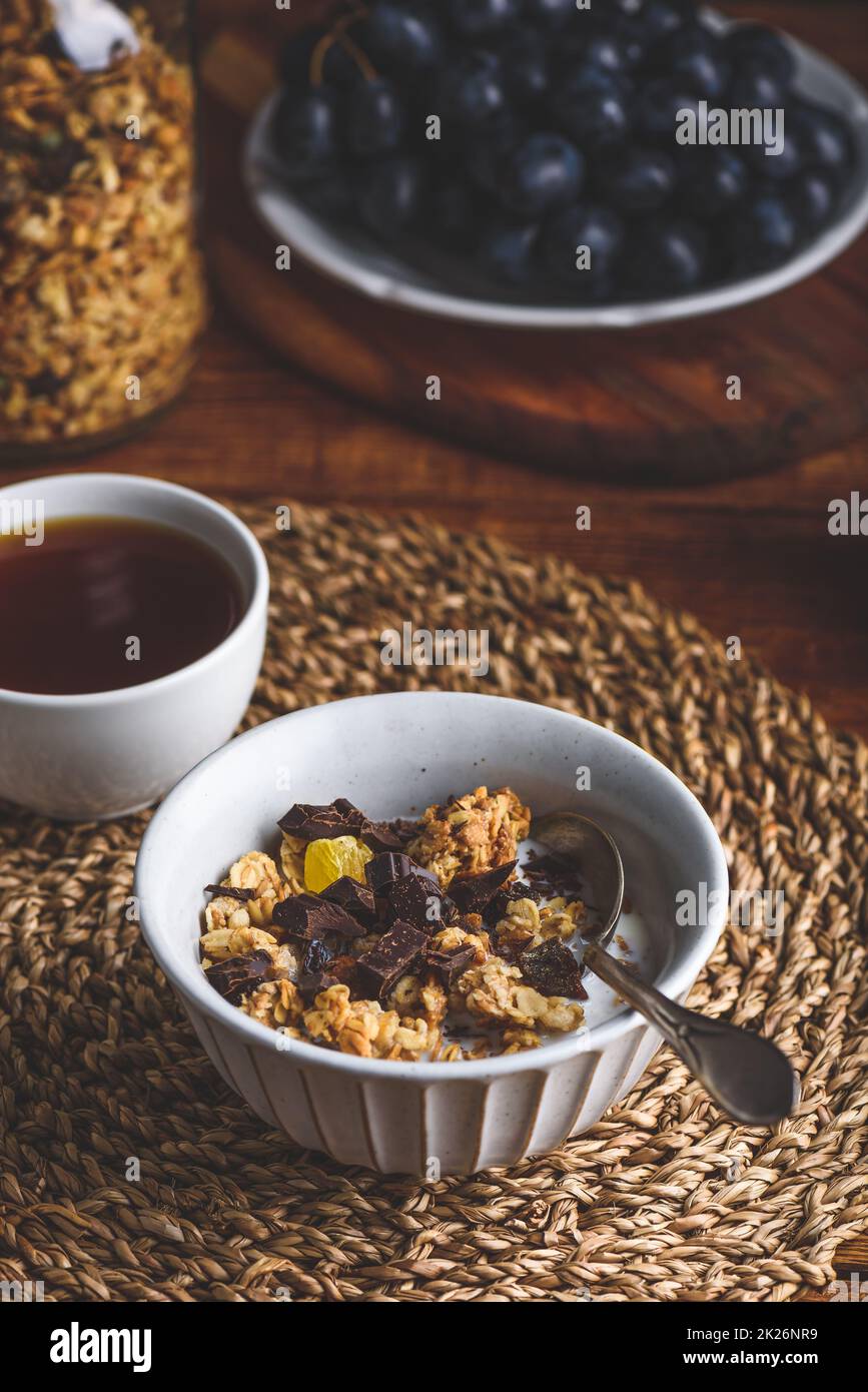Granola con frutta secca e cioccolato in una ciotola Foto Stock