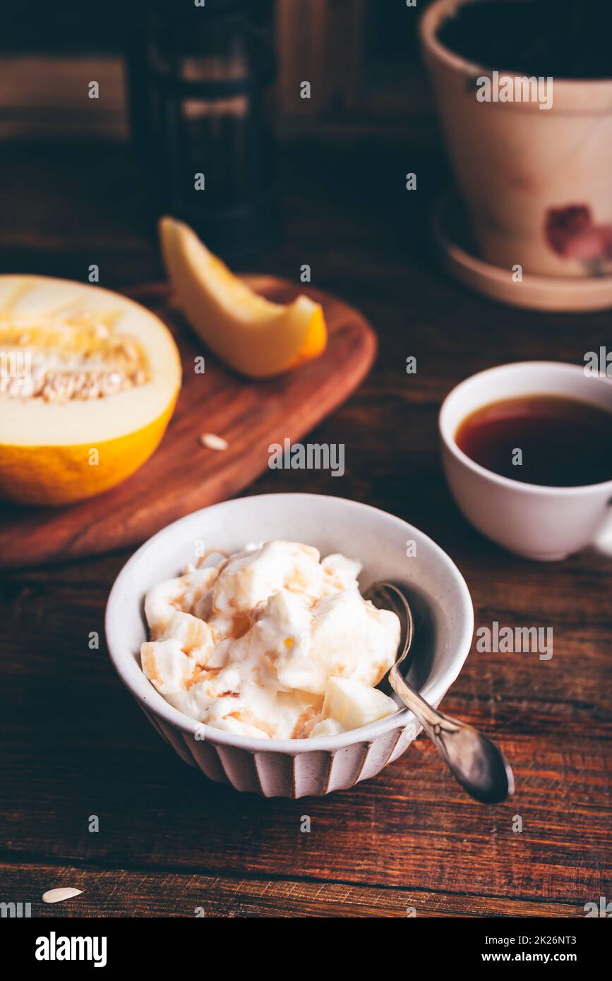 Gelato misto con melone e coperto con sciroppo di frutti di bosco Foto Stock