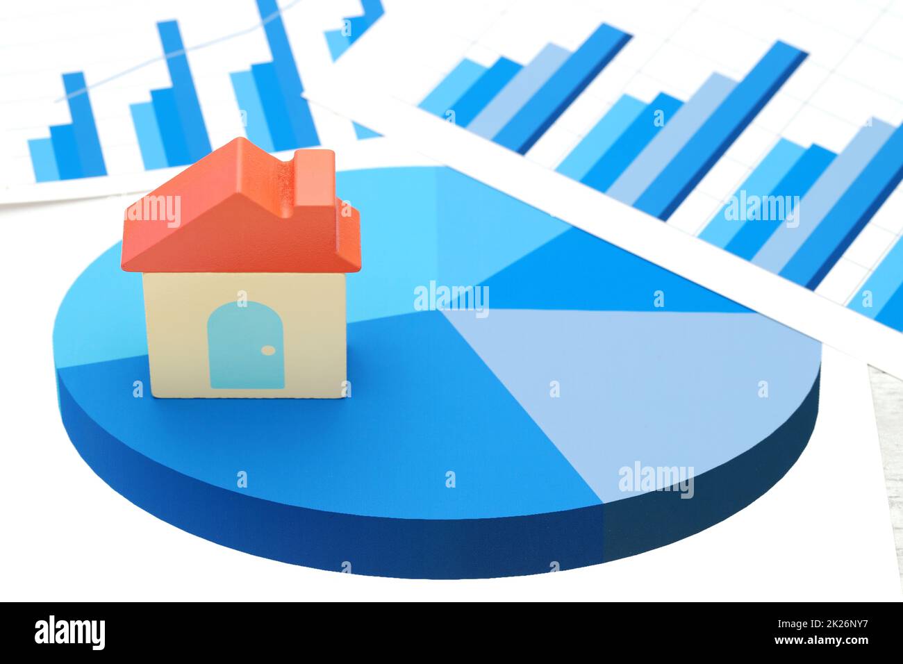 casa dei giocattoli e carta dei colori stampati sul tavolo Foto Stock