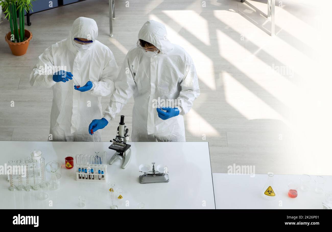 Ricercatore epidemiologico in tessuto di protezione del virus che lavora in laboratorio. Processo di test del ceppo Omicron, malattia di Coronavirus 2019. Foto Stock