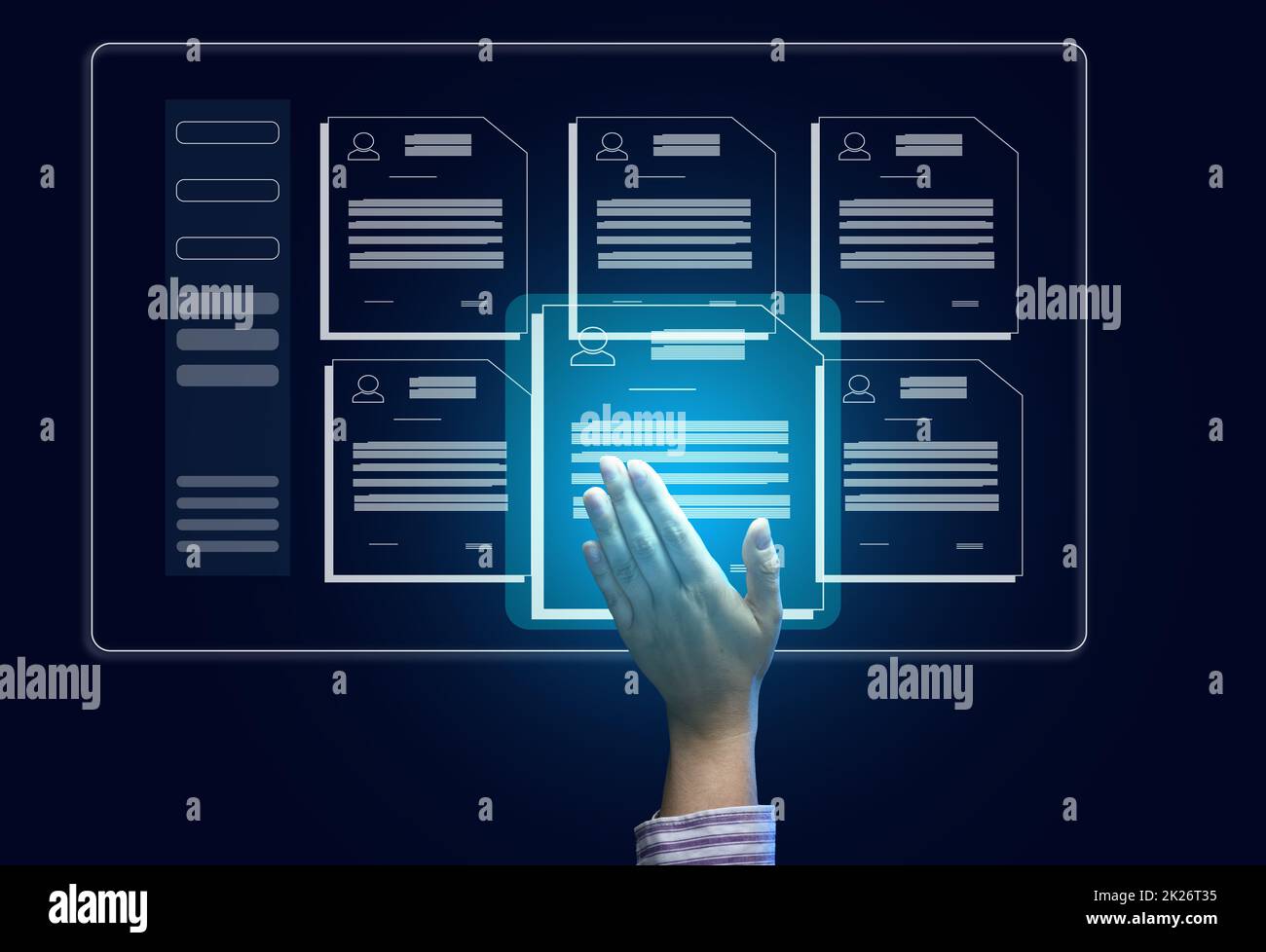 la mano femminile seleziona il curriculum di un candidato su uno schermo virtuale. Il concetto di trovare i dipendenti, avanzamento di carriera Foto Stock