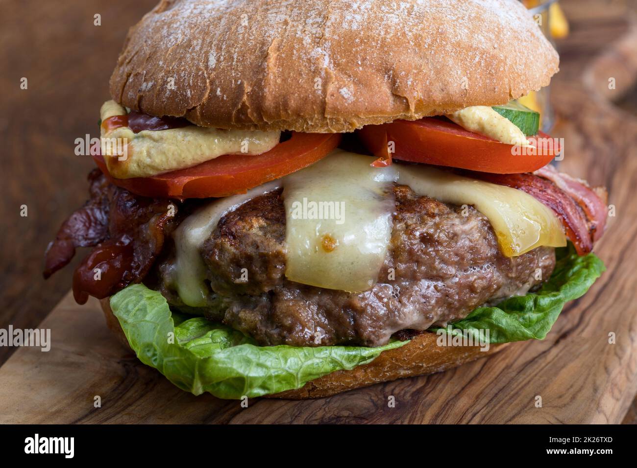 cheeseburger con patatine fritte Foto Stock