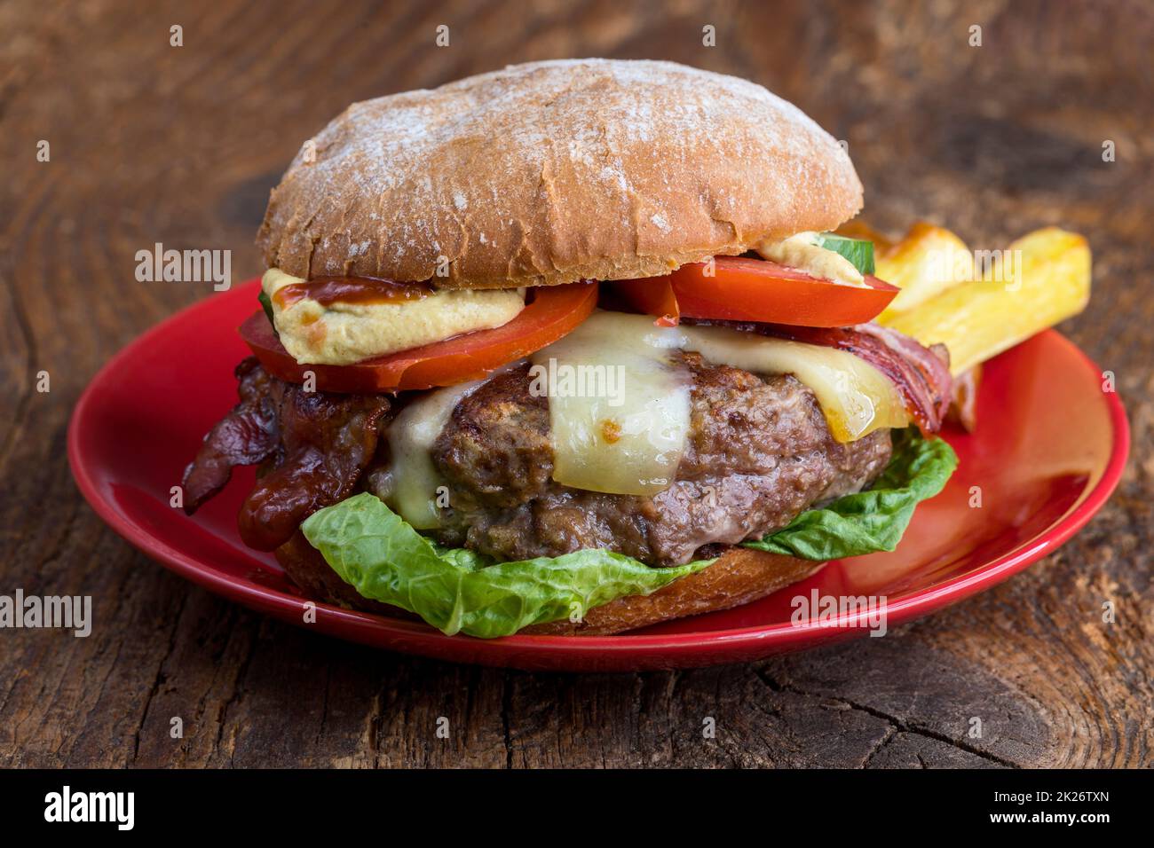 cheeseburger con patatine fritte Foto Stock