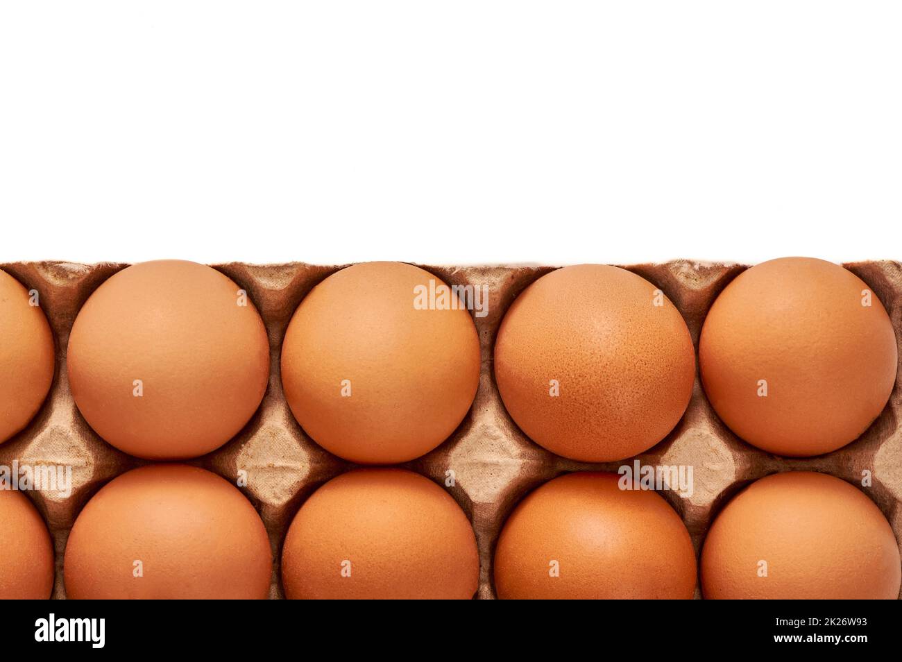 Uova su un supporto di cartone su uno sfondo bianco isolato Foto Stock