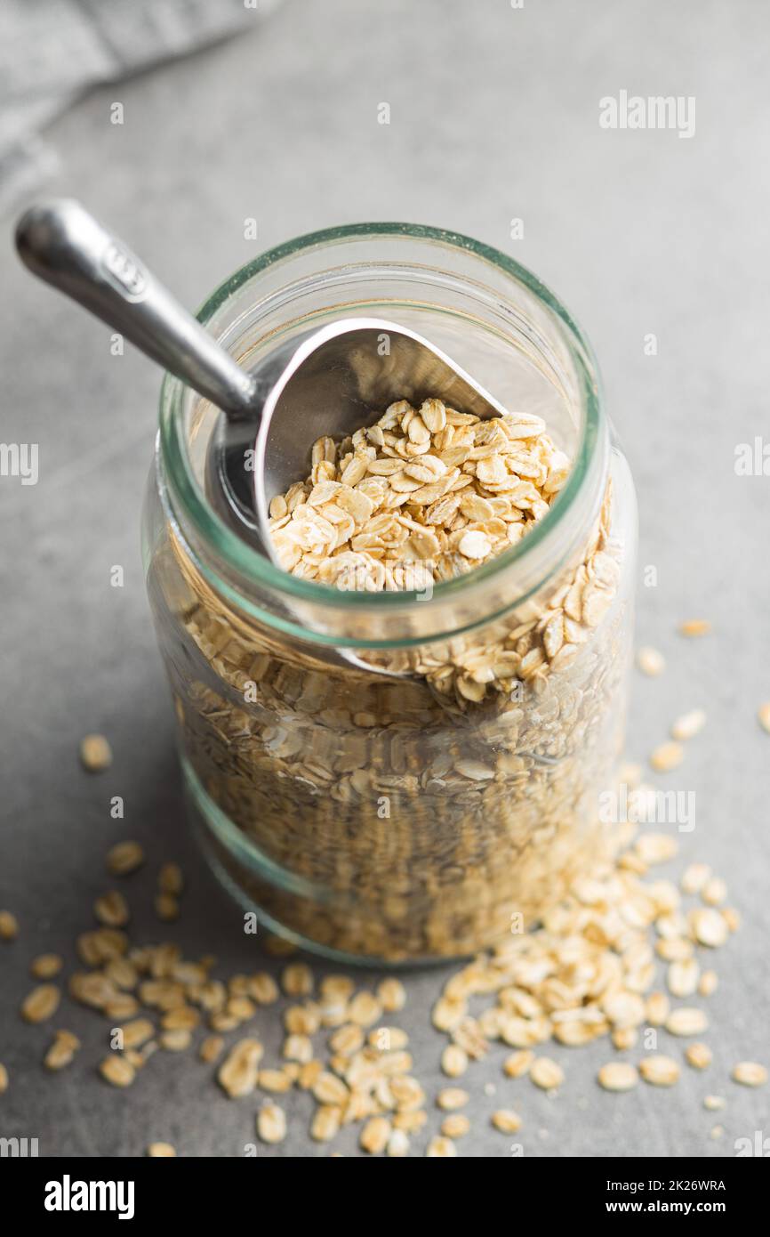 Cereali per la colazione. Farinata d'avena cruda. Fiocchi di avena cruda. Foto Stock