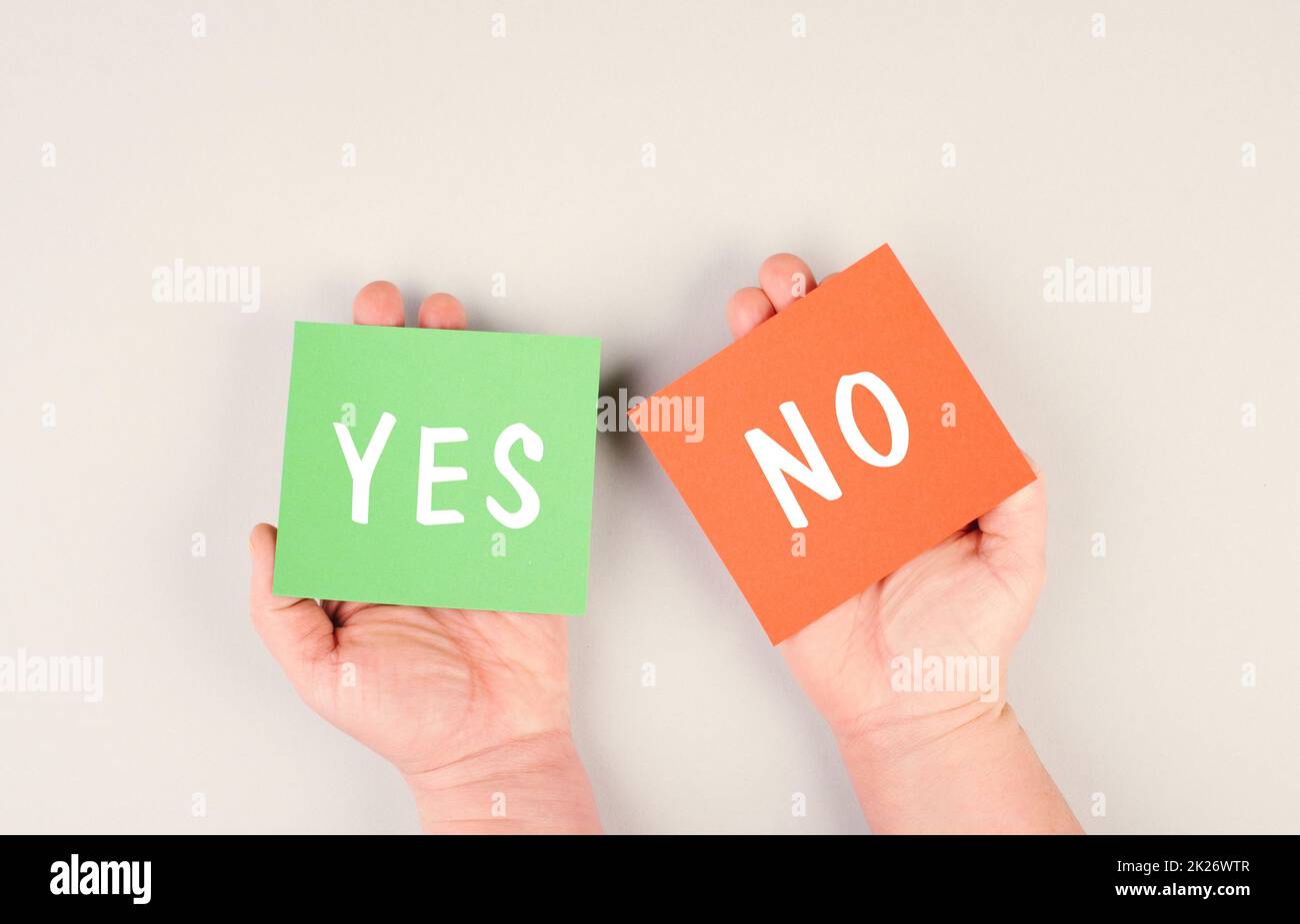 Carta di colore rosso e verde con le parole sì e no, simbolo di comunicazione, concetto di business, minimalismo, porre domande Foto Stock