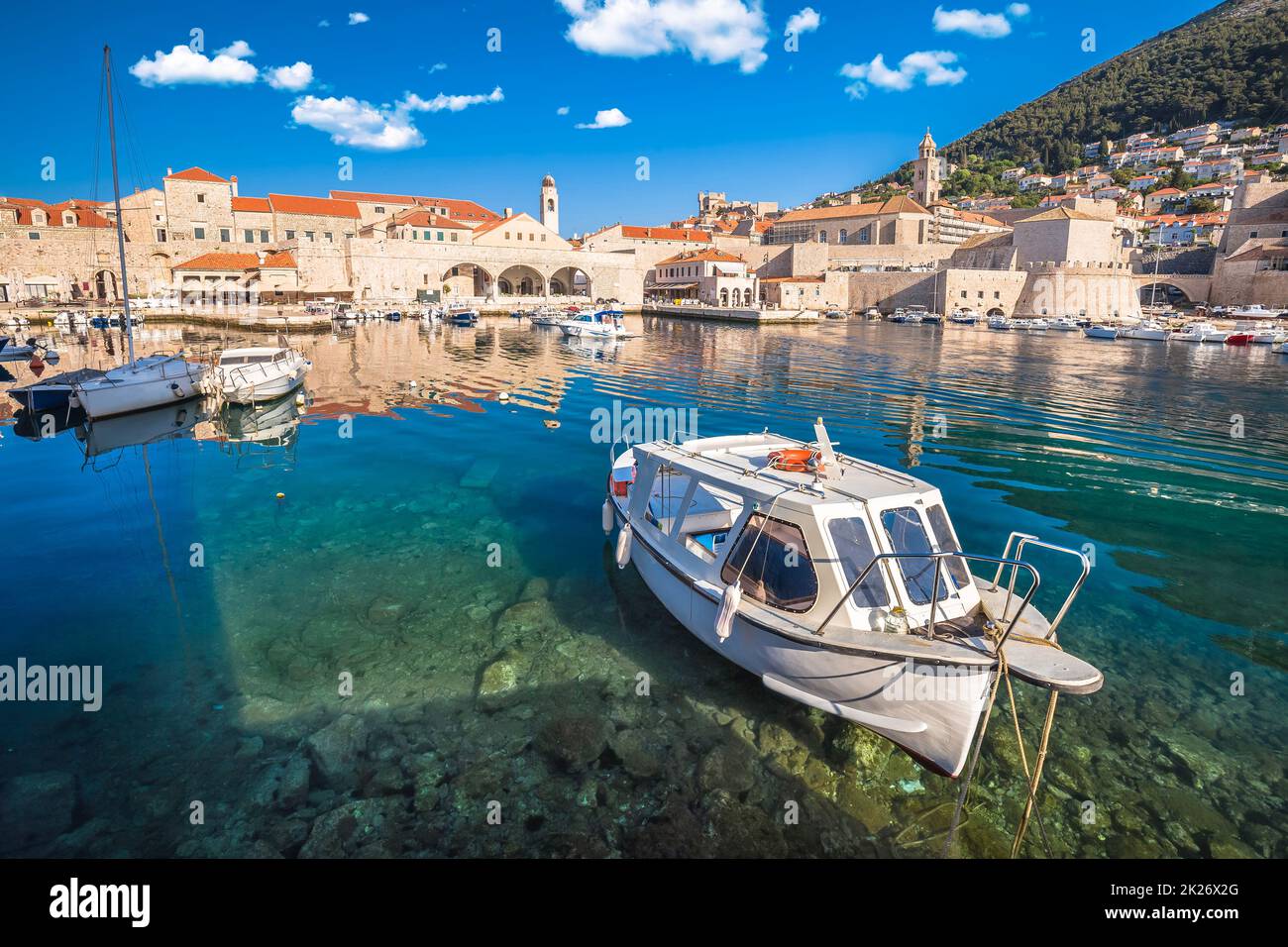 Dubrovnik. Porto storico della città e mura in pietra a Dubrovnik vista Foto Stock