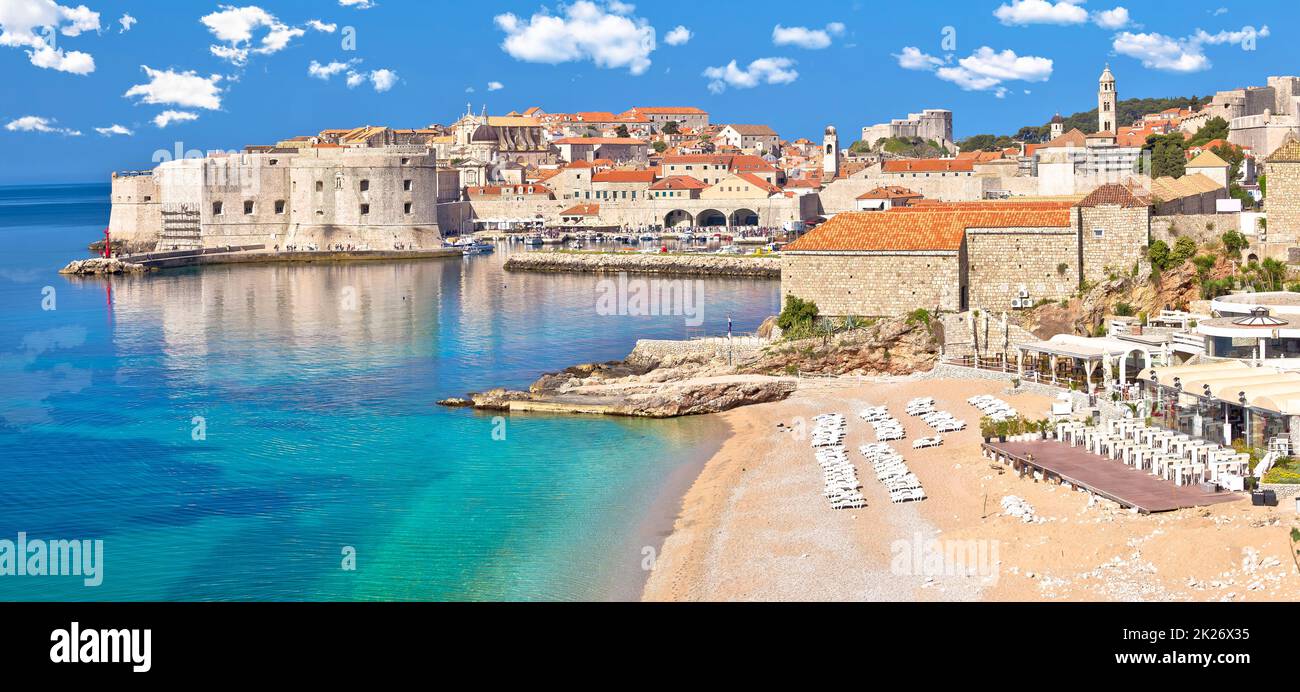 Dubrovnik. Spiaggia di Banje e mura storiche di Dubrovnik vista panoramica Foto Stock