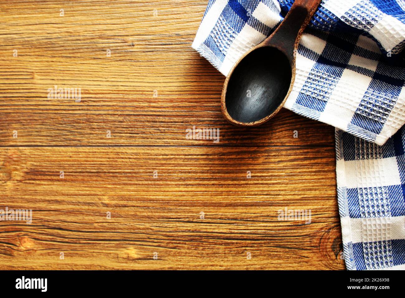 Cucchiaio di legno su legno texture di tavolo da pranzo . Vista da sopra la cucina e il concetto di cibo Foto Stock