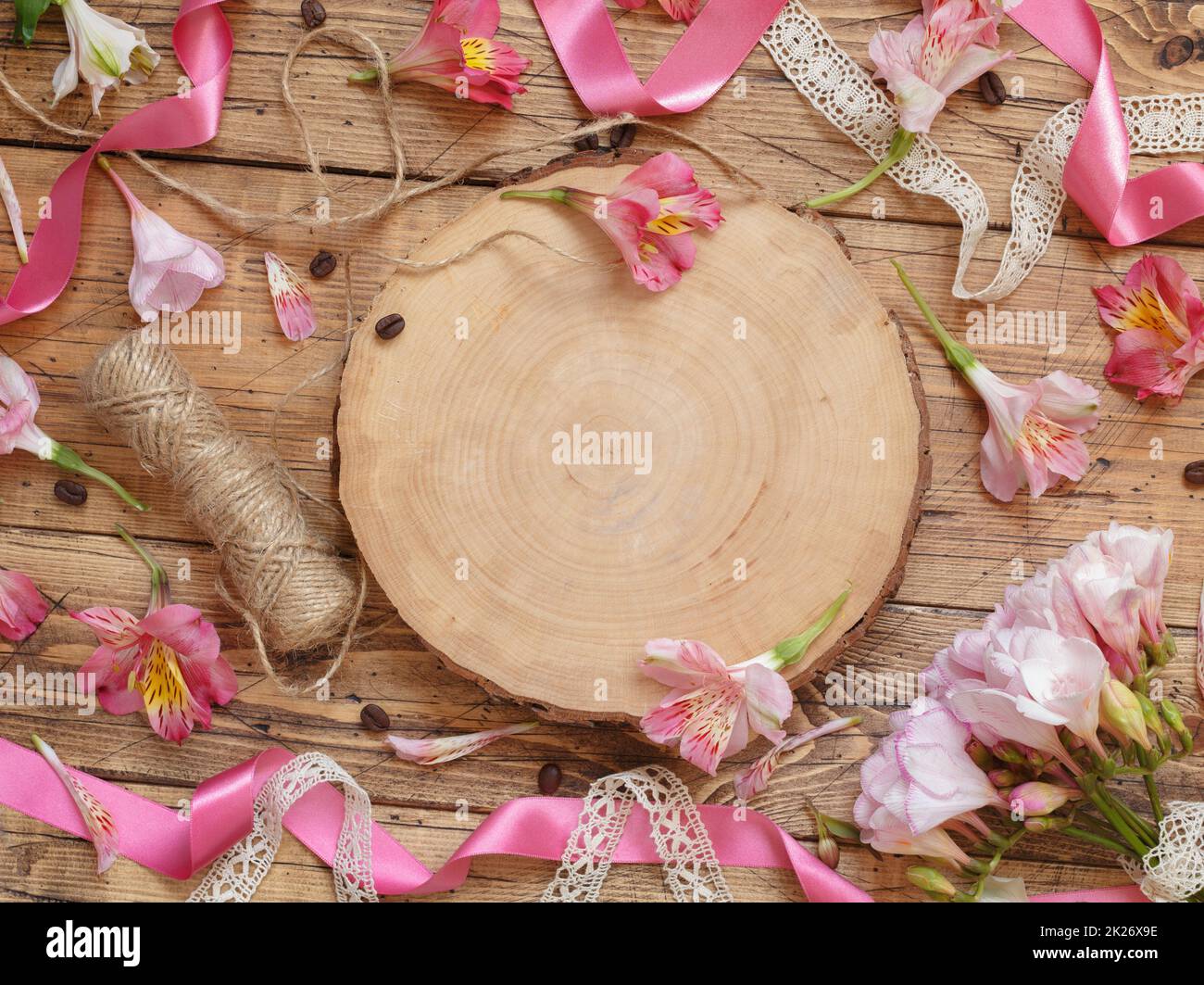 Piatto di fiori rosa e asse di legno con spazio copia su tavolo di legno Foto Stock