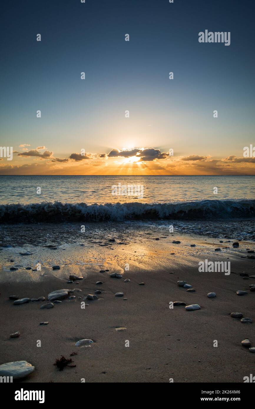 Una perfetta vista sul mare da una spiaggia al tramonto Foto Stock