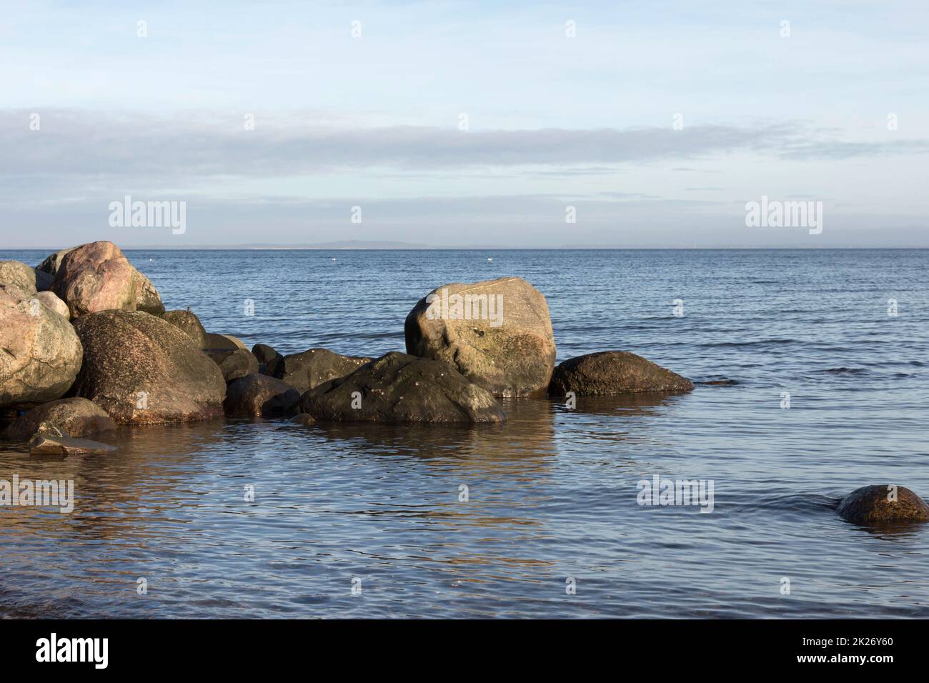 Rock Groyne sulla costa del Mar Baltico Foto Stock