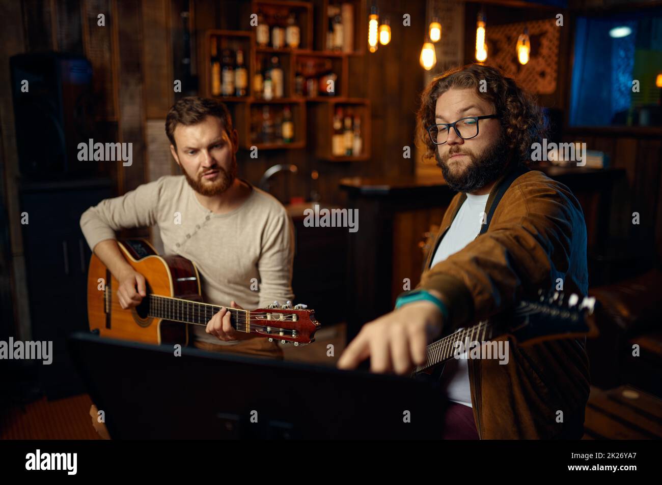 Insegnante che dà la lezione di chitarra al giovane ragazzo Foto Stock